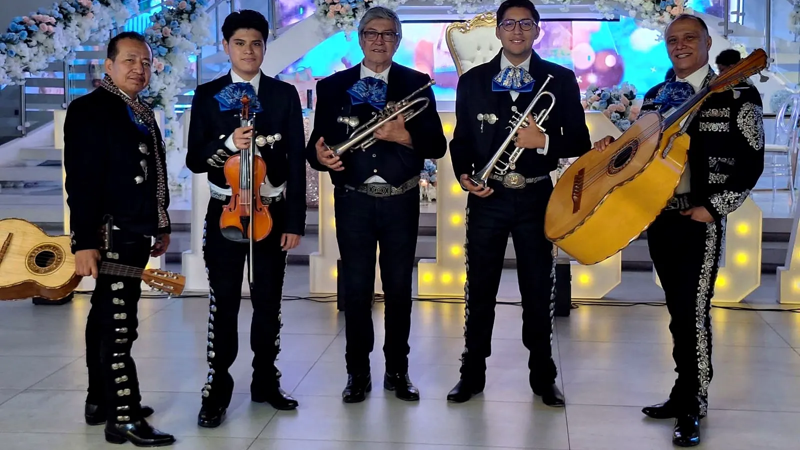 Los cinco integrantes de Sonido Celestial con violín, trompeta, guitarrón y guitarra, de traje de charro