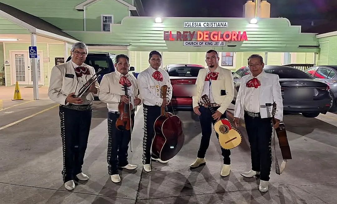 El grupo con traje blanco a las puertas de la Iglesia Cristiana El Rey de Gloria