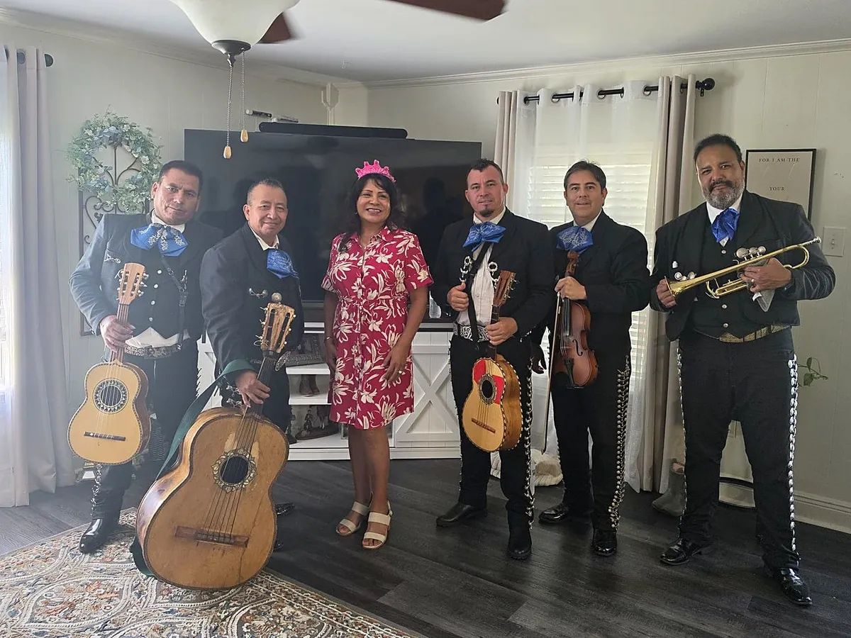 El mariachi tocando en el salón de una casa para una familia